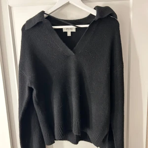 Stickad tröja  - Säljer denna snygga tröja ifrån vero Moda. Tröjan är endast testad. Skriv för fler bilder😊
