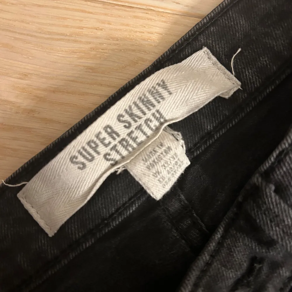 Säljer ett par svarta skinny jeans i stretchigt material. Perfekta för både vardag och fest! 🖤. Jeans & Byxor.