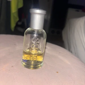 Parfym från Boss - Säljer en elegant parfym från Boss i en stilren glasflaska med silverfärgat lock. Flaskan rymmer 30 ml och har en klassisk och tidlös design. Perfekt för både vardag och speciella tillfällen. Passa på att köpa denna doft som ger en fräsch och sofistikerad känsla. Den kommer inte till användning längre