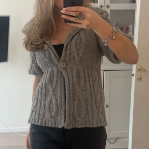 Grå kofta - Kortärmad stickad kofta, knappt använd , vet inte märket eller storlek tyvärr men den passar för mig som vanligtvis har M 🩷