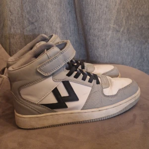 Sneakers barn - Sneakers till barn i bra skick. Finns viss slitage på utsidan. Inga hål.