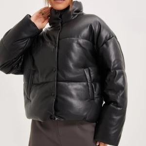 Pu jacka - Jacka från Gina Tricot. Använd Max 2 gånger. Stl XS men passar även S. Nypris 800