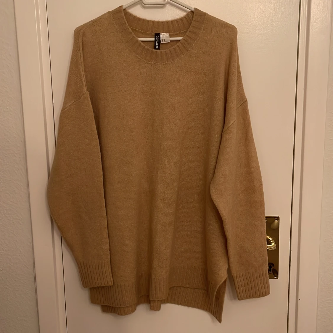 Beige stickad tröja från Divided