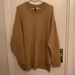 Beige stickad tröja från Divided - Säljer en supermysig beige stickad tröja från Divided. Perfekt för höst och vinter med sin varma och sköna känsla. Tröjan har långa ärmar och ribbade muddar vid ärmslut och nederkant. Passar perfekt för en avslappnad stil. 🧶✨helt ny
