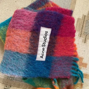 Halsduk Acne - Ikonisk halsduk Acne studios. Har svårt att slita mig från denna men använder den knappt då den är för lång när jag cyklar. Kvitto från Acne Studios finns.
