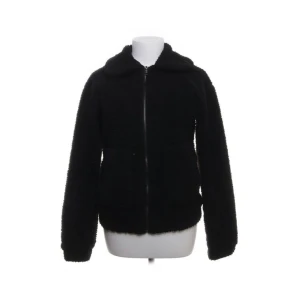 Teddy jacka - Fin Teddy jacka som är i använt skick men inga skador! Perfekt höstjacka men tröttnar på den!❤️