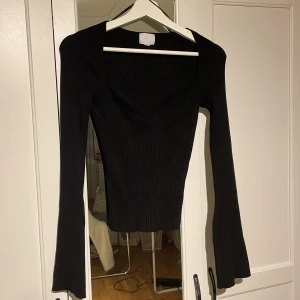 tröja från hm!! - denna tröjan passar perfekt till vintern då den är lite tjockare material! den är super fin och använd enstaka gånger💘