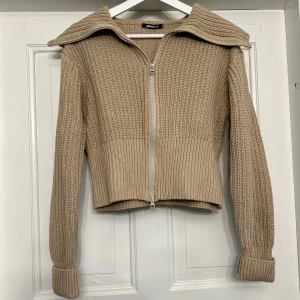 Beige stickad tröja  - Säljer min beigea stickade tröja från Ginatricot. Storlek M. Fint skick. 