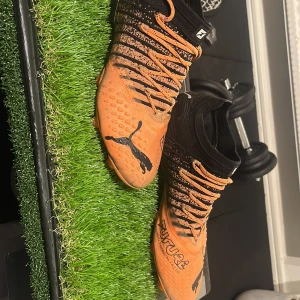 Fotbollsskor puma - Fotbollsskor från puma. Skon är i nyskick men sulan är sliten. Skorna är 40,5. Nypris är ungefär 2,2 k.
