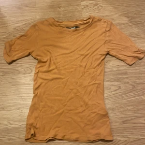 Tajt orange tröja - Inga fläckar eller hål! Den sitter perfekt på kroppen Skriv vid funderingar!