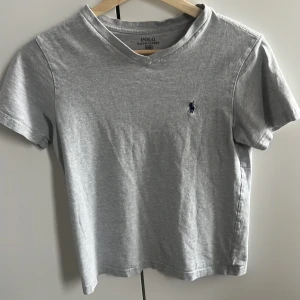 Ralph lauren t-shirt  - Jättefin T-shirt från Ralph lauren i storlek S (8) men passar även personer som har XS 💕💕