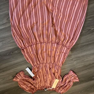 Klänning rosa  - Helt ny klänning med lapparna kvar från Bubbleroom i strl M. Jättefin men har tyvärr inte blivit använd. 