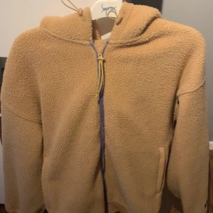 Levi's hoodie - Levis Sherpa zip hoodie i strl M, i princip nyskick, använd 2 gånger! skriv vid frågor eller fler bilder!