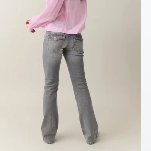 Gråa lågmidjade jeans - Säljer mina ljusgråa jeans från Gina tricot young i storlek 164. De är använda 2-3 gånger och är i väldigt fint skick💞