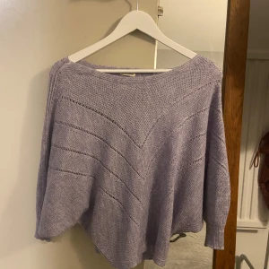 Stickad tshirt - Fin lila stickad tshirt. Bra skick