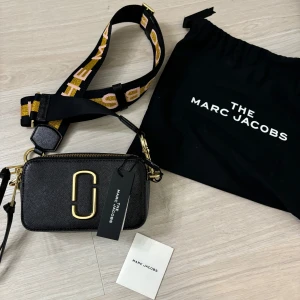 Marc Jacobs väska - Aldrig använd, prislapp kvar, allt på bilden medföljer ❤️ öppen för prisförslag 