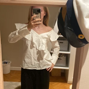Volang blus vit  - Den är i nyskick 