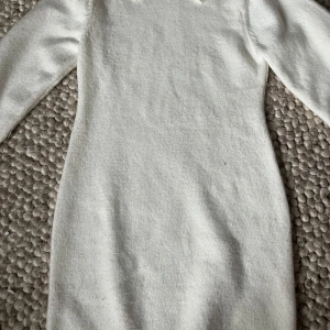 Vit klänning  - Vit klänning av stickat martial, väldigt fin och skön till julen och andra tillställningar💞 Köparen står för frakten. 