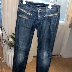 Mörkblå Miss Sixty Jeans - Okej tjejer nu har jag äntligen gått igenom min jeans låda och bestämt mig för att göra mig av med byxor som inte passar 🥺💕 Dessa är vintage från Miss Sixty i storlek 23 De är SKIT snygga, om detta är eran storlek KÖP, är så ledsen att de inte passar