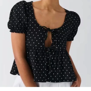 Prickig Blus - Prickig topp från Gina. Jättegullig och passar året om. Säljer pågrund av att den tyvärr inte kommer till användning längre. 💗💗💗SÄLJER ÄVEN SAMMA I VIT! 