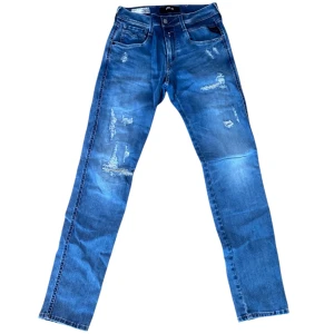Replay anbass jeans med slitningar  - // Replay anbass jeans med slitningar. Slitningar går inte igenom jeansen så man ser benen! | Storlek W28/L32 | Benlängd: 102cm / Midja: 37cm | Nypris runt 1800kr | Kontakta för fler frågor eller funderingar // Deluxecloset 