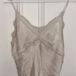 Linne - Ett superfint linne i silkes material. Till för att sova i men funkar till vardags också. Användt fåtal gånger. 💗