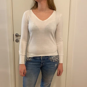 Vit tröja från Primark - Säljer en vit tröja från Primark i storlek XS. Den är supermjuk och har en v-ringad design med långa ärmar. Perfekt för både vardag och lite finare tillfällen. Passar bra till jeans eller kjol. 🕊️