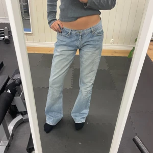 Lågmidjade jeans - Ljusa lågmidjade jeans från 2000. För stora för mig men så fina!  Midjemått 40 cm rakt över och 81 cm i innerbenet. Skriv vid frågor☺️