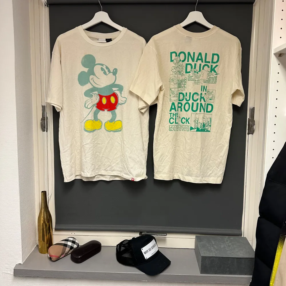 Två coola t-shirts från Zara med Disney-tema. Finns någon liten fläck(vid Musse pig örat se bild)  En omgång blekmedel skulle nog göra dem som nya igen. Priset är för båda. Ena är S och den andra M. . T-shirts.