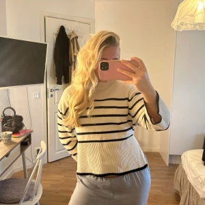 Snygg Stickad Tröja - Säljer min supersnygga tröja i perfekt skick!💓🩷💗💕