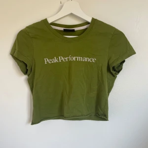 Peak Performance crop T-shirt - Snygg och skön peak performans T-shirt som är croppad. 