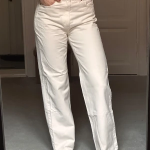 Vita Jeans i nyskick  - Endast testade. Strl 40, bra längd på mig (178cm).