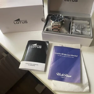 Lotus herrklocka - kronograf, stål/blå, 42 mm - Jag säljer en Lotus klocka som jag sparsamt använt.  Alla saker är original och kvitto finns. Ny pris är 1300kr Klockarbandet har förkortats så extra länkar finns.  Köparen betalar frakt. Upphämtning fungerar också!