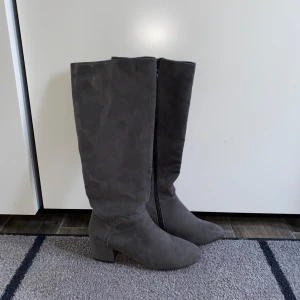 XIT Stövlar  - Ett par skit snygga grå XIT stövlar i vad jag tror är mocka imitation. Köpte för några år sen men endast gått i dom ute en kort stund eftersom jag sen insåg att dom va för små.  