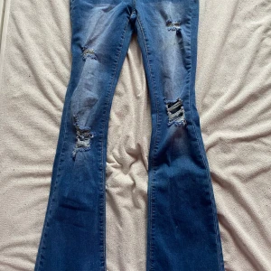 Flared mid waist ripped jeans  - Riktigt fina jeans med väldigt stora fickor 10/10 skick använda 1 gång men vet inte vart dom är ifrån då de är ingen lapp och fick dom i present 🤍