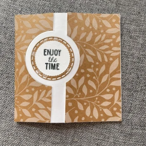 Handgjort kort med bladmönster - Ett fint handgjort kort med ett beige bladmönster och texten 'Enjoy the Time' på framsidan. Inuti finns en söt kaninillustration och plats för en personlig hälsning.  Perfekt för att skicka en varm hälsning eller som en personlig present.