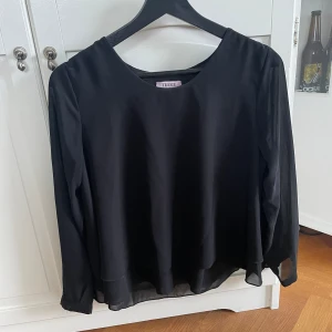 Blus - Fin blus från Tessie. Lite volang nertill.