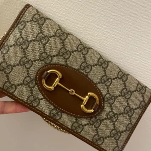Äkta Gucci väska  - Gucci väska köpt 2022 i Guccis egna butik, sparsamt använd och är i väldigt fint skick. Nypris är 10700kr, dustbag, låda och kvitto finns!! Hör av dig vid frågor och funderingar.