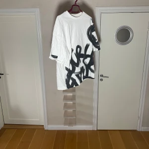 Graffiti t-shirt - Tvär fet oversize passar S och M