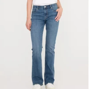 Bootcut - Lågmidjade bootcut jeans, storlek XS/30. Stretchiga och skönt jeans material.   Köptes för 500 kr och säljer för 200 kr. Använda fåtal gånger.