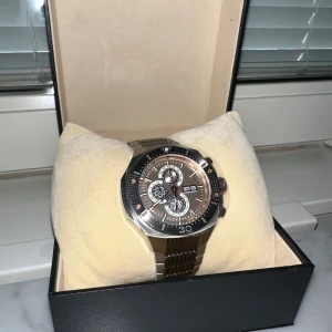 Lanscotte Cronograph klocka - Lanscotte Cronograph klocka Storlek: 43mm | Material: 316L stål | Vattentålig: 50m | Helt ny med box och inplastning | Säljer den för 500 då jag ej behöver den (Nypris ca 1600)