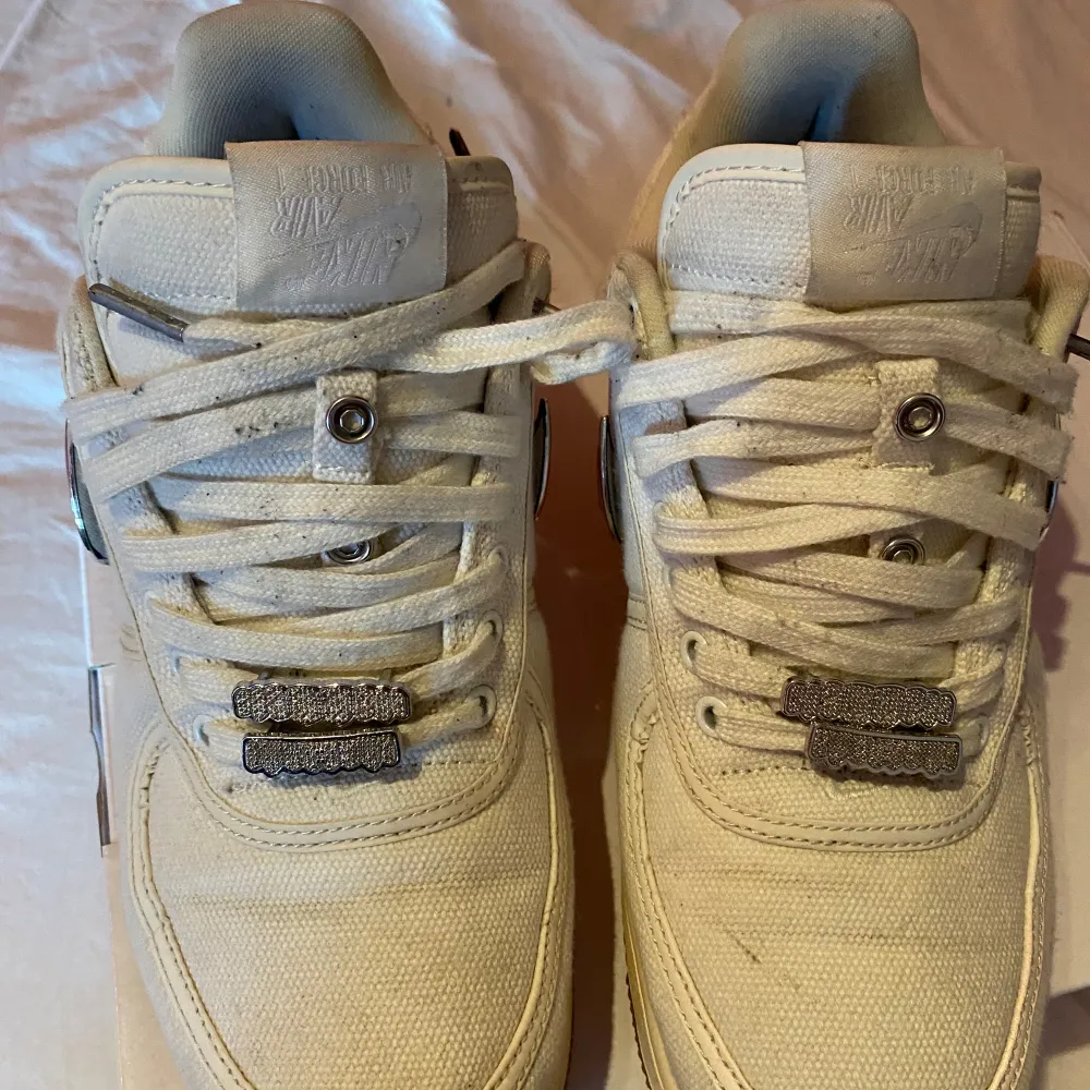 Säljer mina Travis Scott Airforce 1 eftersom den inte passade längre.                       Storlek 41 men kan passa 42. Kommer med all tillbehör.. Skor.