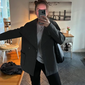 Kappa - Fin och mysig kappa!! Använd fåtal gånger och är i toppenskick, köpt förra hösten nypris 600kr