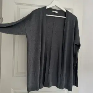 Mellangrå finstickad cardigan från HM, ganska tunn. Strl S Pris 40kr