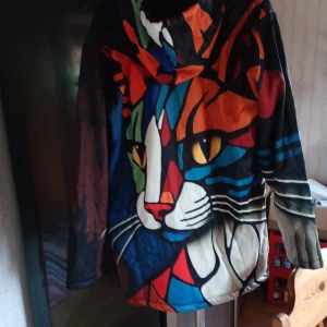 Fleecejacka katt mönstrad stl XL (M/L). - Fleece kattmönstrad jacka med luva stl XL mer som M/L. I nyskick och oanvänd.