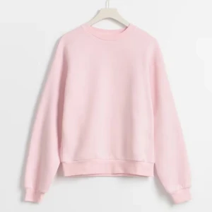 Ljusrosa sweatshirt från gina  - Säljer en supermjuk och bekväm ljusrosa sweatshirt. Den har långa ärmar och en klassisk rund halsringning. Passar perfekt till jeans eller leggings. Dock har den en liten svart fläck på baksidan men det syns inte så mycket och det går säkert bort i tvätten. Använd två ggr🩷