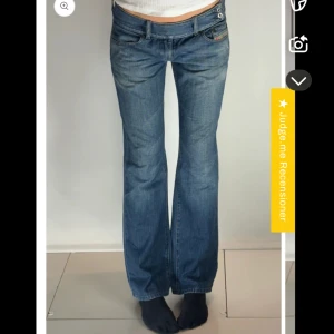 Diesel jeans Lågmidjade - Lånade bilder!! Helt galet fina men för korta i benen för mig tyvärr. Midjemått tvärs över är 40 cm och innerbenslängd är 80 cm. Fint skick! 