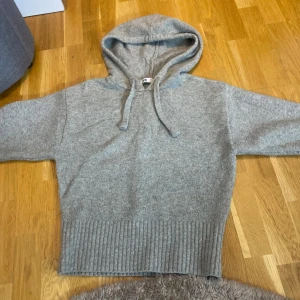 Trendig zara tröja  - Så snygg tröja från zara!! Jätte fint skick, säljer då jag inte får användning för den.❤️ Ny pris 500