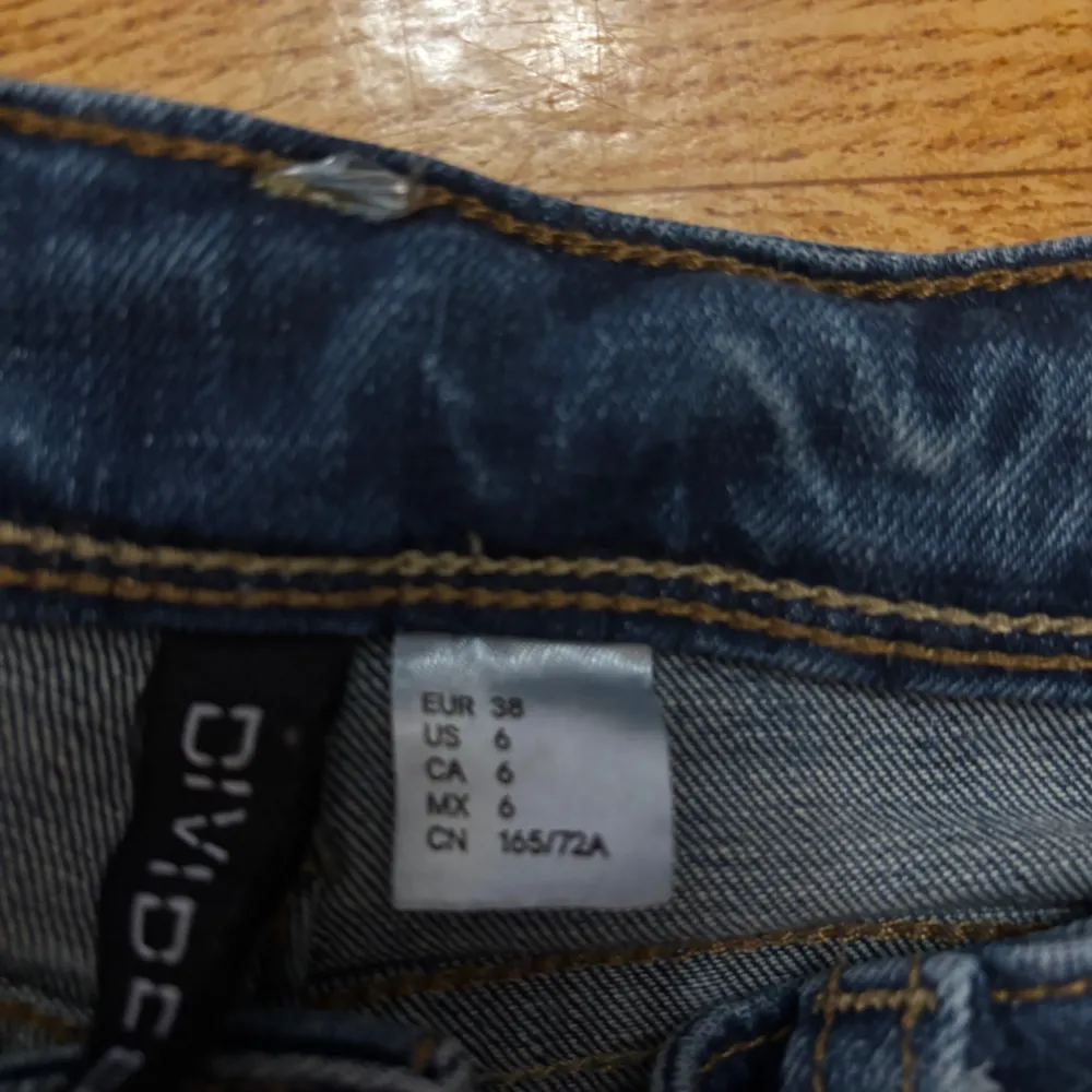 Säljer ett par snygga blå jeans från HM i storlek 38. De är perfekta o kan matchas med nästan vad som helst. Jag köpte de och testade de men det var inte riktigt jag typ. Nypris 400kr. Skriv privat om ni vill ha egna bilder 💘💘. Jeans & Byxor.