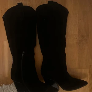 Knähöga klackar - Säljer dessa snygga klackar eftersom dom inte kommer till användning❤️ de e i storlek 37 och har ungefär 7-8 cm klack🥰 